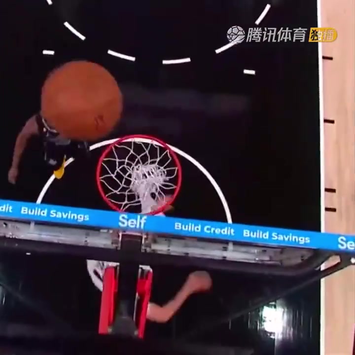 罕見一幕！努爾基奇拋投 球神奇停在籃板上沿 看呆凱爾登?。ㄅ瑺柣婕\）