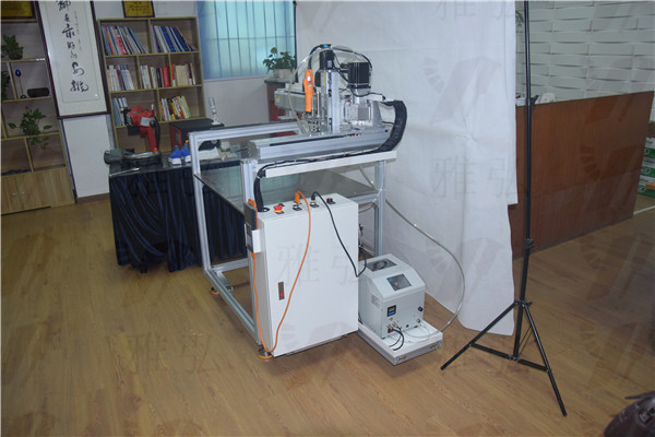 自動鎖螺絲機側面